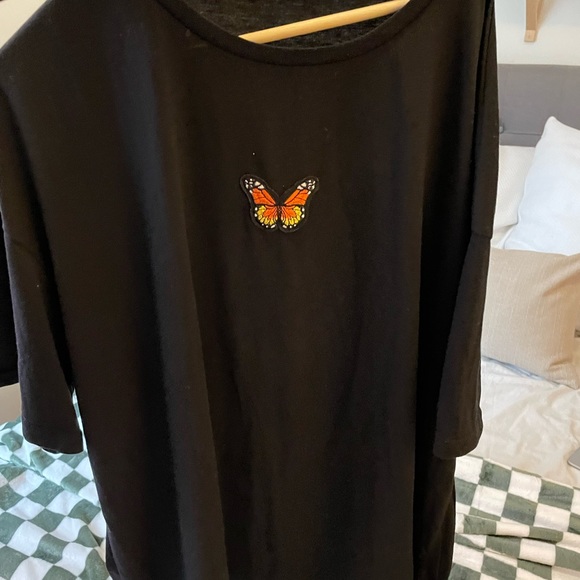 T-shirt noir avec petit papillons 🦋 4x SHEIN - Picture 2 of 4